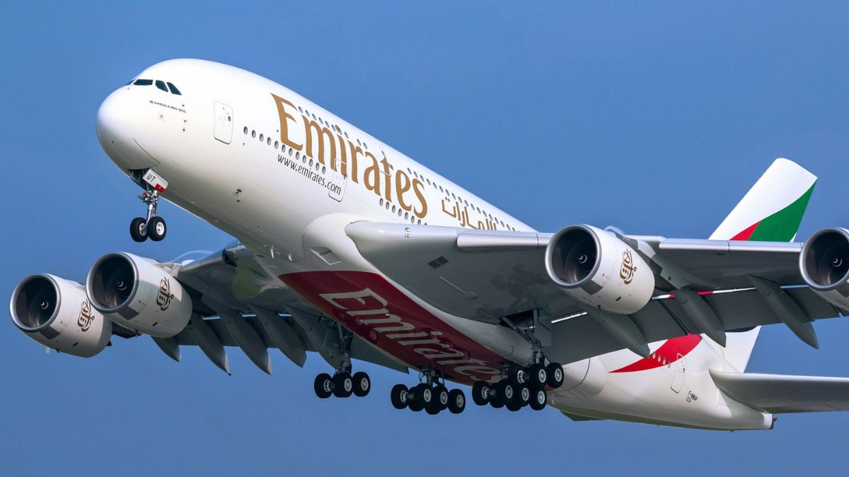 Imagem de um avião da Emirates para ilustrar uma matéria jornalística sobre a história da emirates.