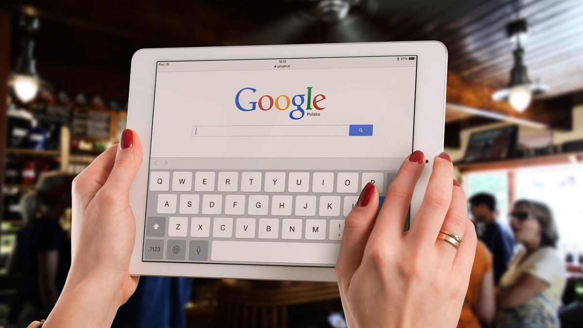 Imagem de uma tablet na página do Google para ilustrar uma matéria jornalística sobre os investimentos da alphabet, dona do google.