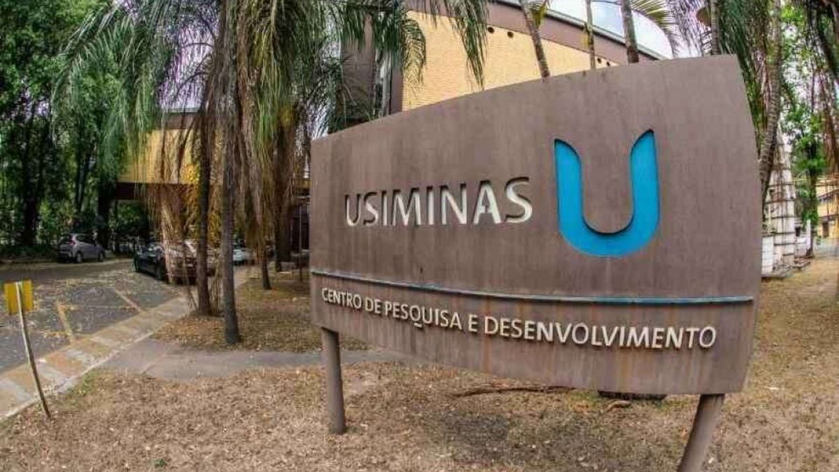 Imagem da placa da Usiminas para ilustrar uma matéria jornalística sobre o Lucro do Usiminas.