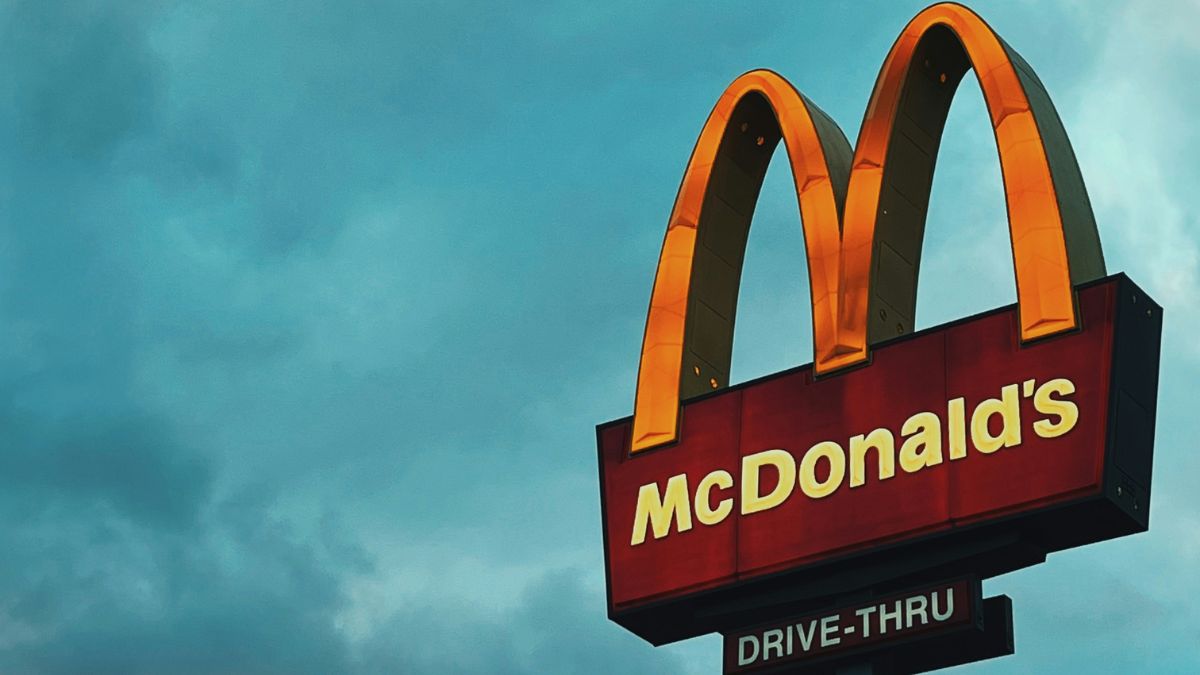 Imagem de um letreito/placa do McDonald's para ilustrar uma matéria jornalística sobre o Lucro do McDonald's