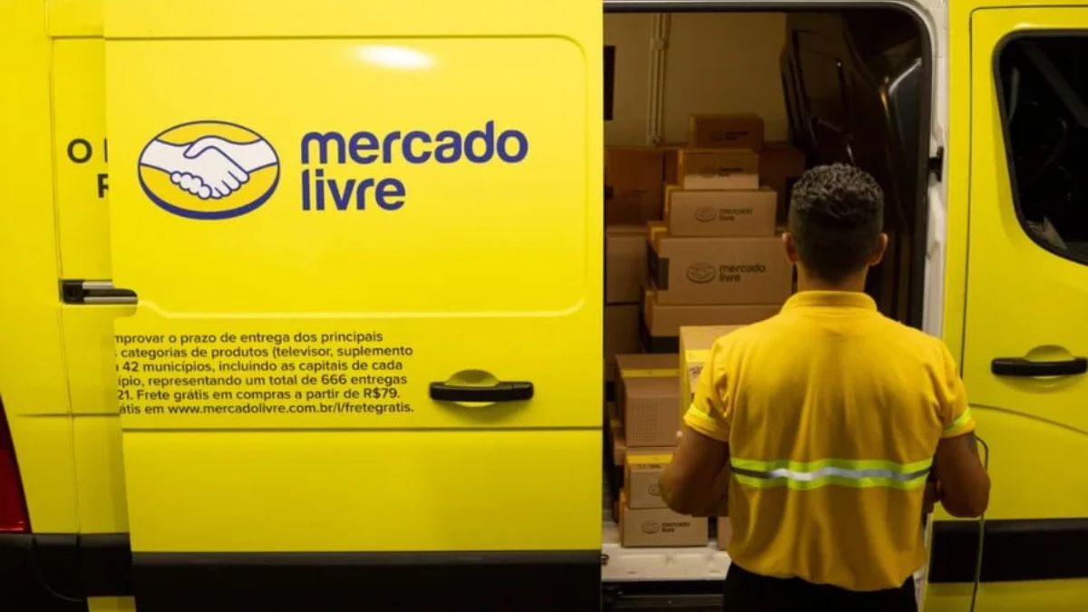 Imagem de uma pessoa carregando um produto do Mercado Livre em uma van para ilustrar uma matéria jornalística sobre o Lucro do Mercado Livre.