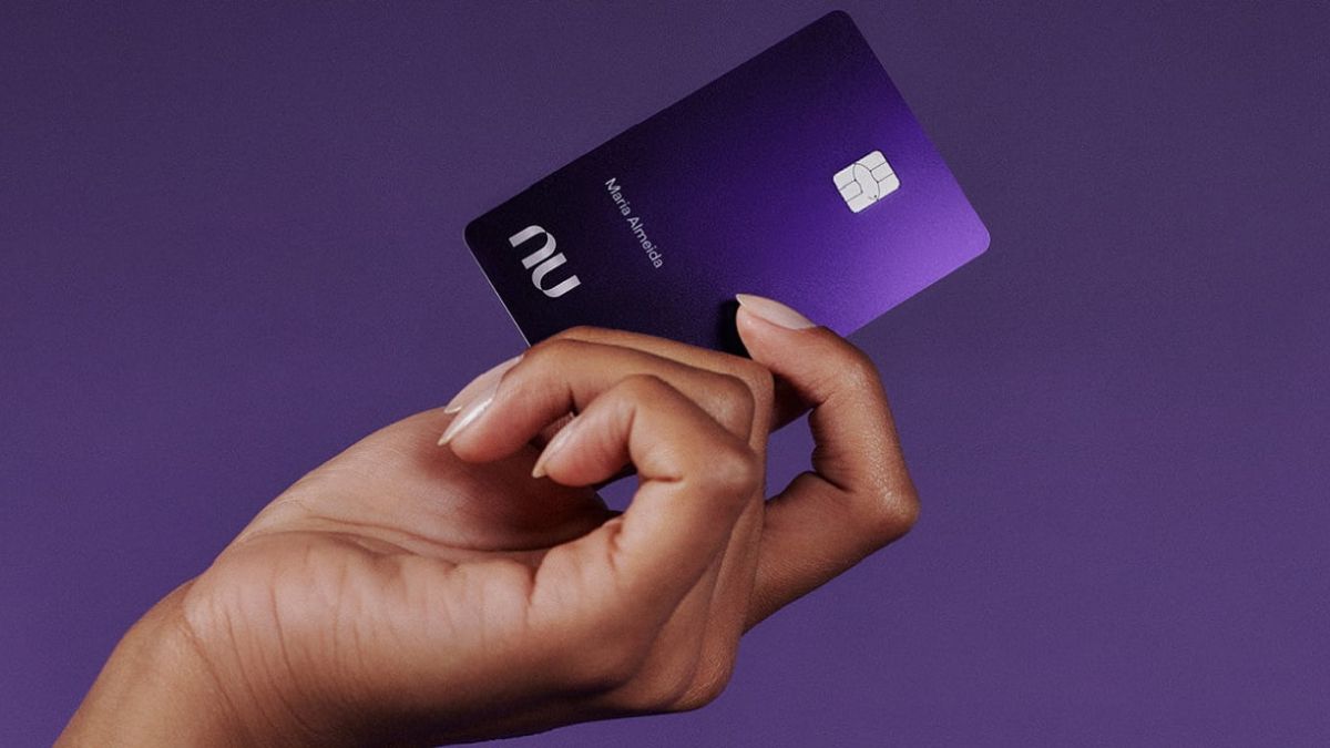 Imagem de um cartão do Nubank para ilustrar uma matéria jornalística sobre o lucro da nubank