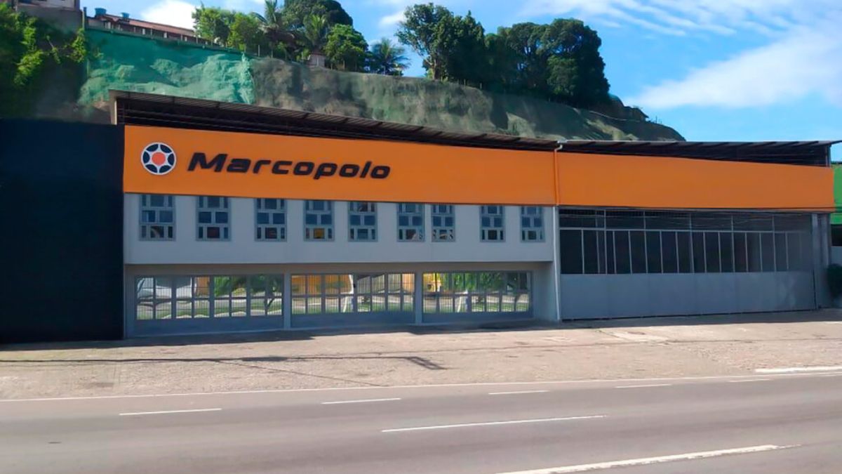 Imagem da fachada da Marcopolo para ilustrar uma matéria jornalística sobre a Marcopolo no interior.