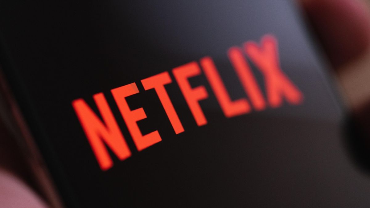 Imagem de uma tela na Netflix para ilustrar uma matéria jornalística sobre a Netflix desiste da Warner
