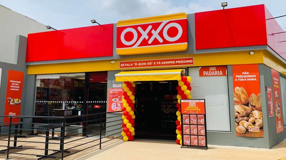 Imagem de uma fachada de uma loja da Oxxo no Brasil para ilustrar uma matéria jornalística.