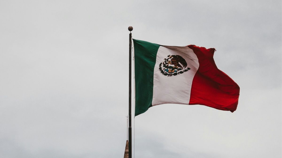 Imagem da bandeira do México para ilustrar uma matéria jornalística sobre o PIB do México em 2025.