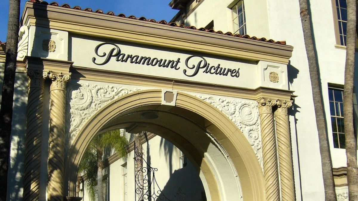 Imagem da fachada da Paramount Studios para ilustrar uma matéria jornalística sobre a Paramount compra Warner.