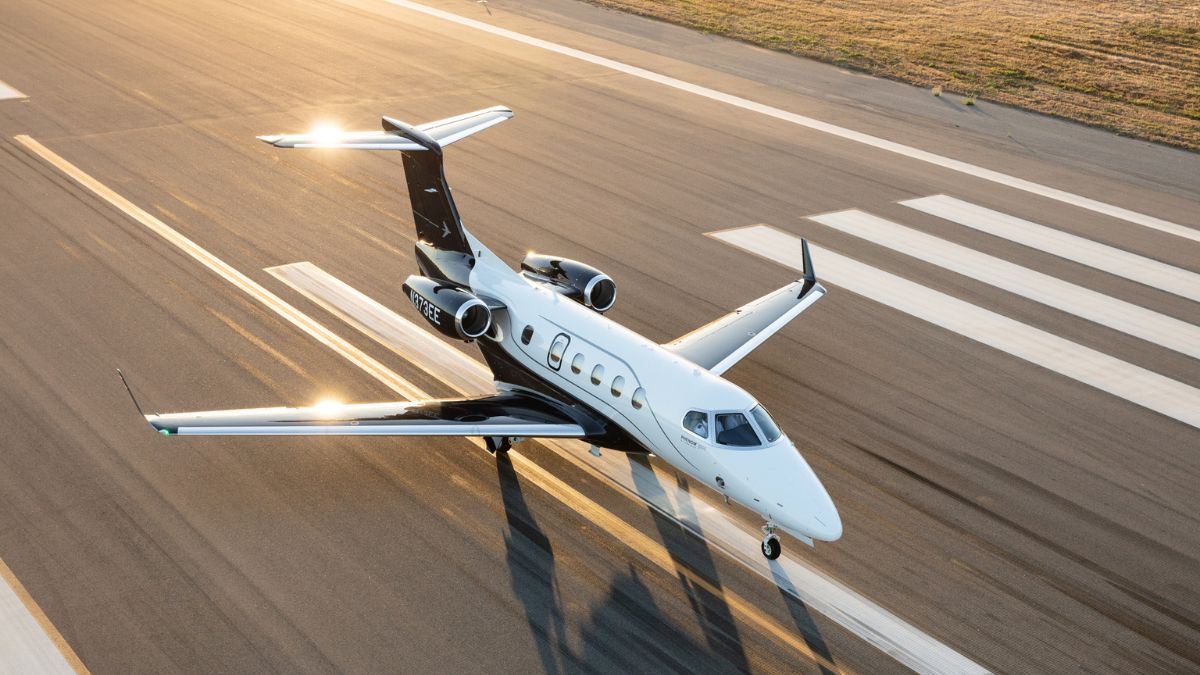 Imagem de um avião para ilustrar uma matéria jornalística da Phenom 300 da Embraer.