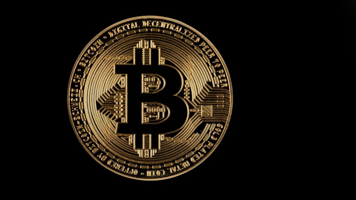 Imagem de um bitcoin para ilustrar uma matéria jornalística sobre a Queda do Bitcoin.