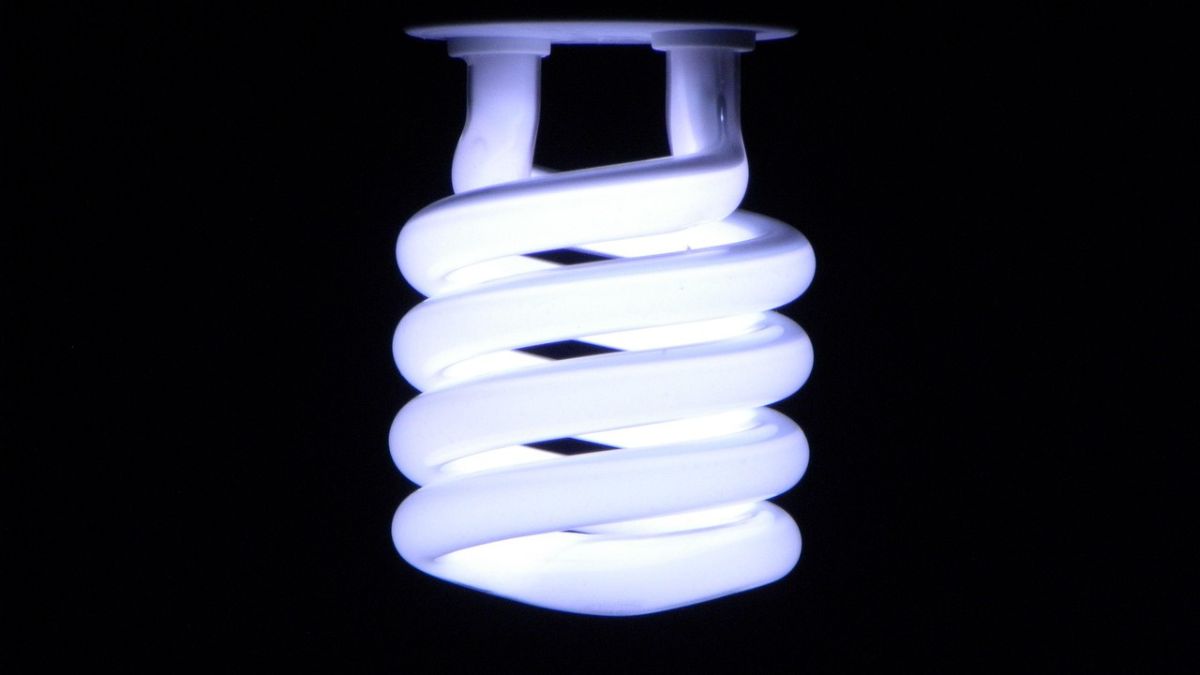 Imagem de uma lâmpada para ilustrar uma matéria jornalística sobre o reajuste da conta de luz em 2026.