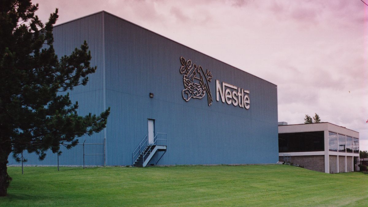 Imagem de uma fachada de uma fábrica da Nestlé pata ilustrar uma matéria jornalística sobre o recall de fórmula infantil