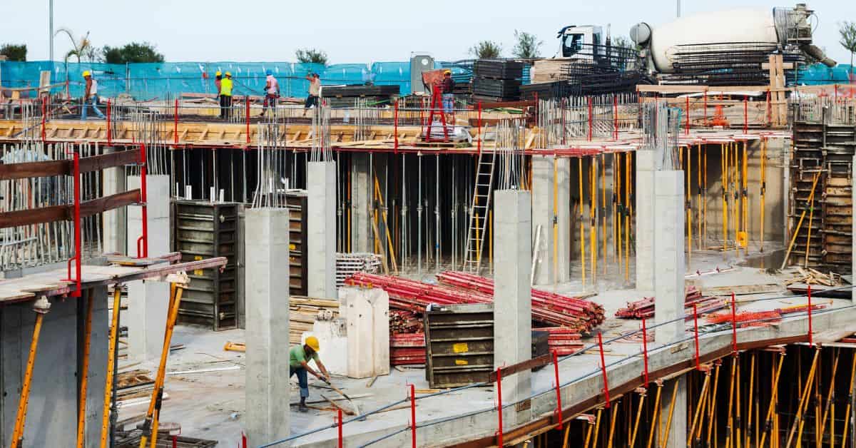 Construção civil cresce em 2025 com obras residenciais e infraestrutura no Brasil