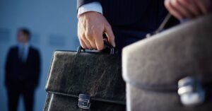 Corte de cargos de gerência cresce nas empresas, apesar do mercado de trabalho aquecido