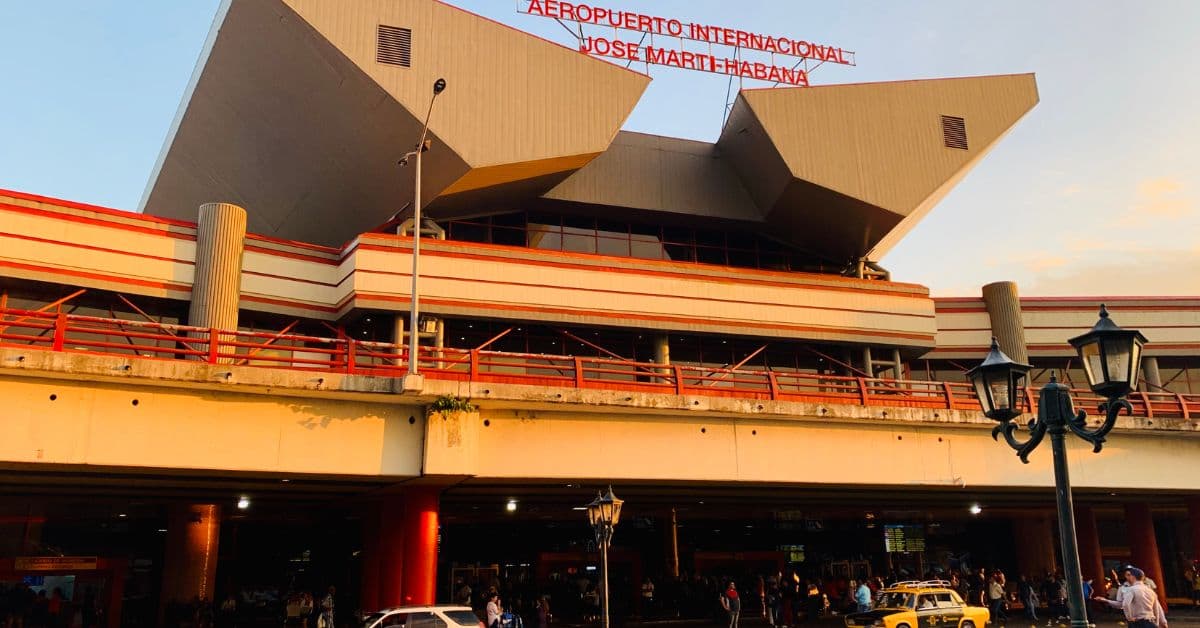 Aeroporto Internacional José Martí, em Havana, afetado pela crise energética de Cuba e pela falta de combustível de aviação