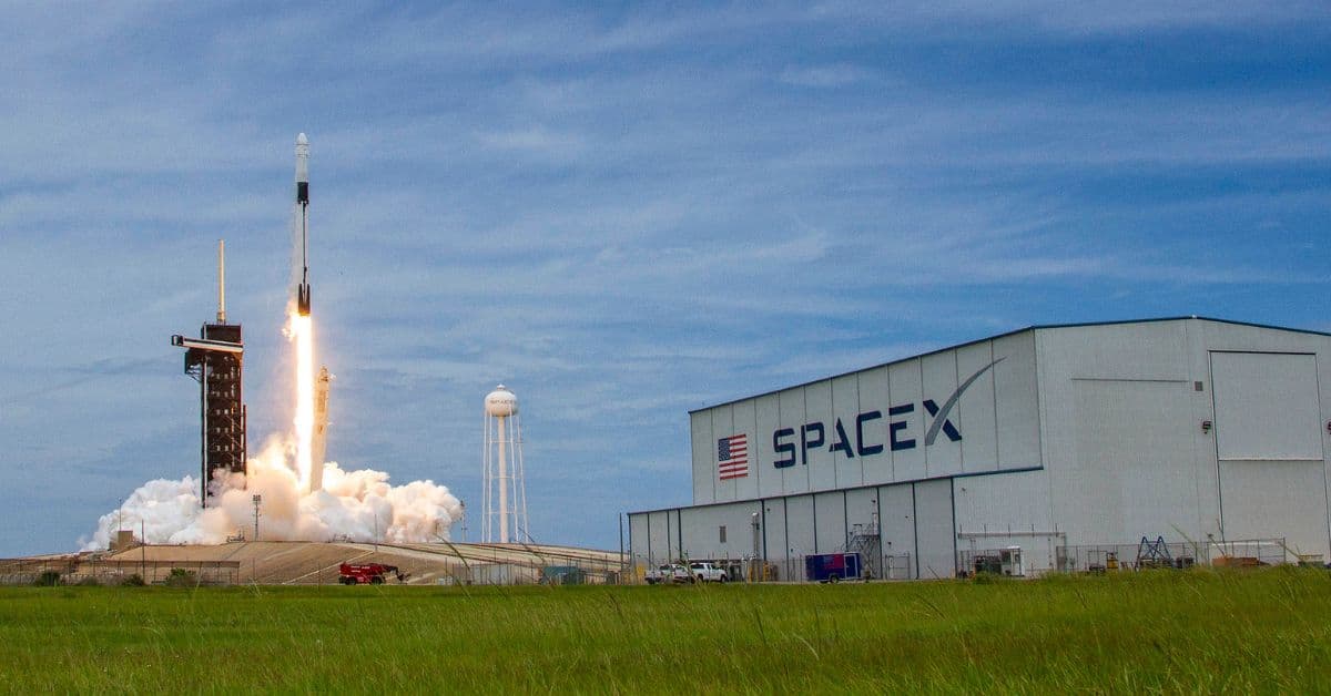 Imagem de área de lançamento de foguetes da SpaceX simbolizando operação que levará data centers no espaço