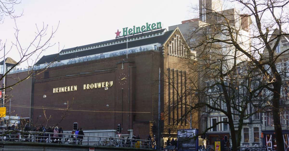 Foto de uma das fábricas da Heineken, empresa cujas demissões na Heineken com corte de até 6 mil funcionários