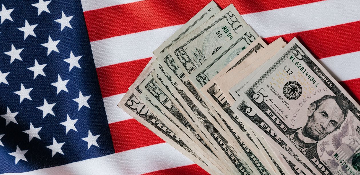 Dólar fraco no cenário global sob efeito político