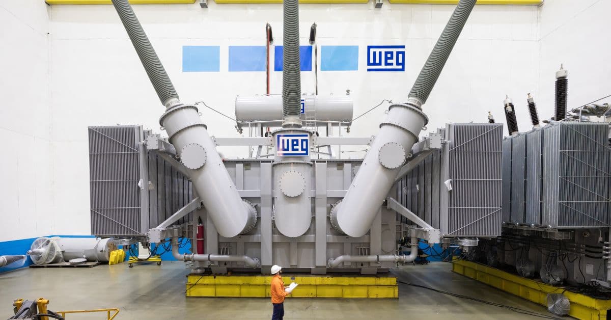Instalação elétrica, representando investimento na fábrica de baterias da WEG como foco da empresa em energia distribuída