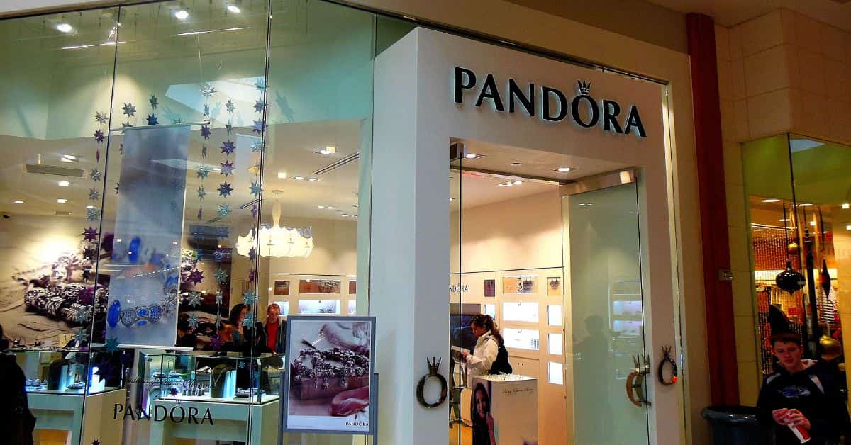 Fachada de uma das lojas da Joalheria Pandora, que passará a diminuir uso da prata em seus produtos
