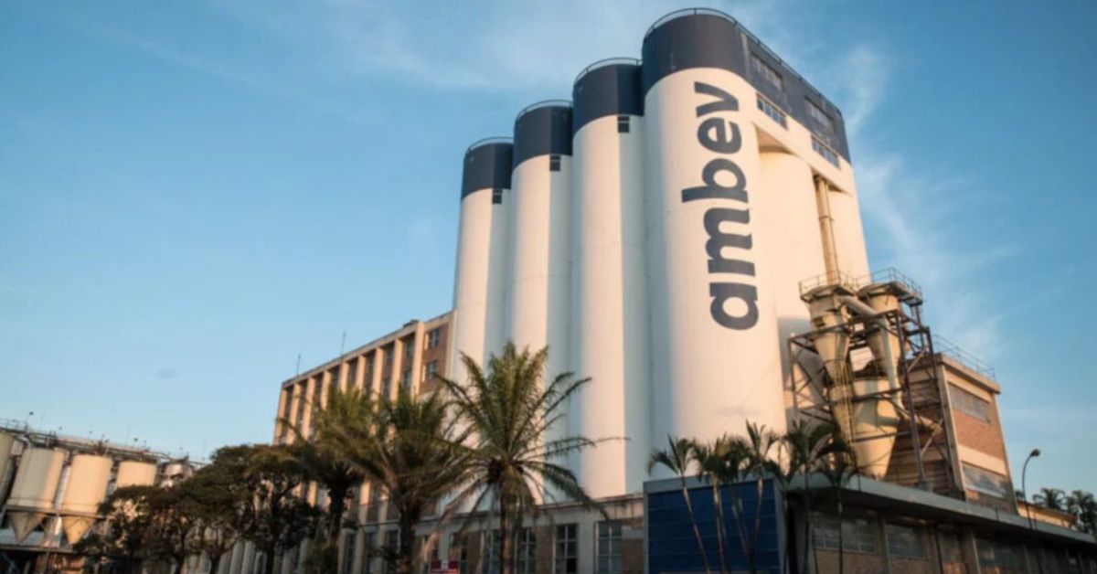Fábrica da Ambev simbolizando lucro da Ambev em 2025 crescendo apesar da queda de volumes