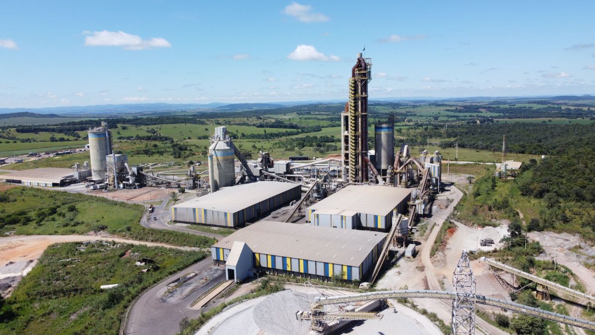 Imagem de uma fábrica da Votorantim Cimentos para ilustrar uma matéria jornalística sobre o Mercado Livre de Energia.