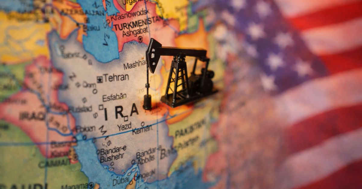 Mercado global de petróleo sob tensão com bomba de extração posicionada sobre o Irã e bandeira dos EUA ao fundo