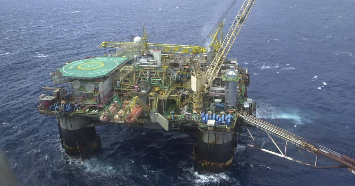 Produção de petróleo no Brasil em plataforma FPSO no pré-sal