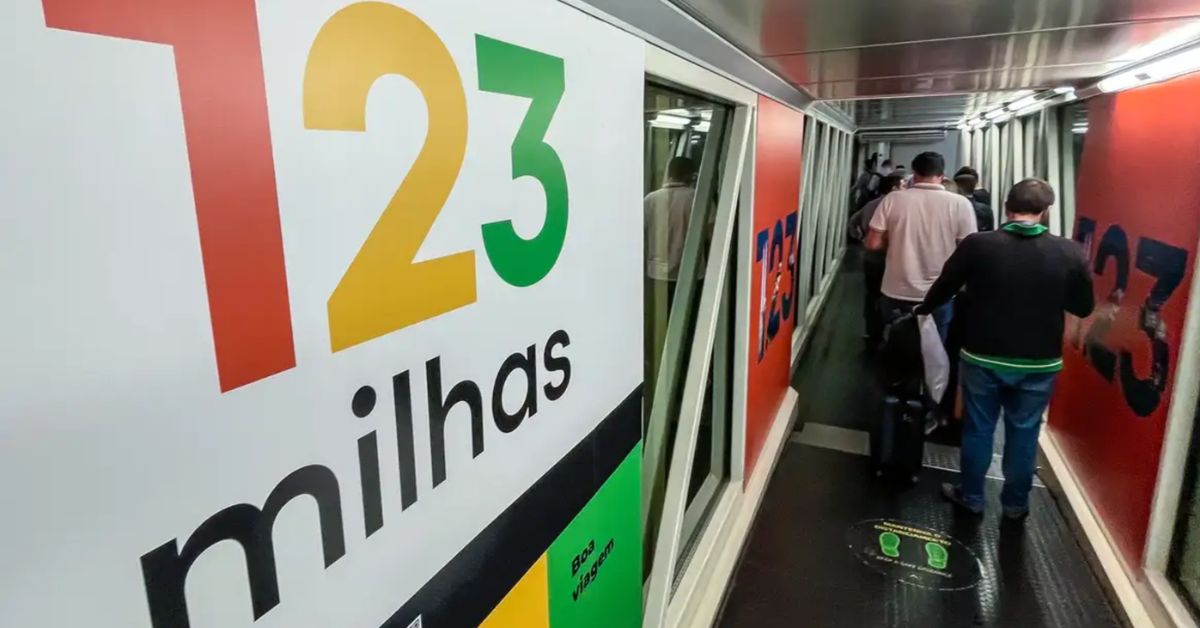 Propaganda institucional da 123 Milhas em ponte de embarque ilustrando recuperação judicial 123 Milhas