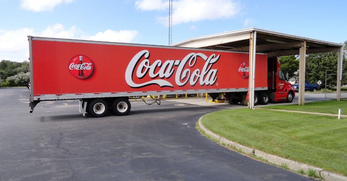 Caminhão de entregas representando resultados da Coca-Cola em meio à desaceleração do consumo