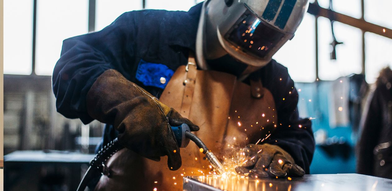 Retração da indústria brasileira no início de 2026 segundo PMI