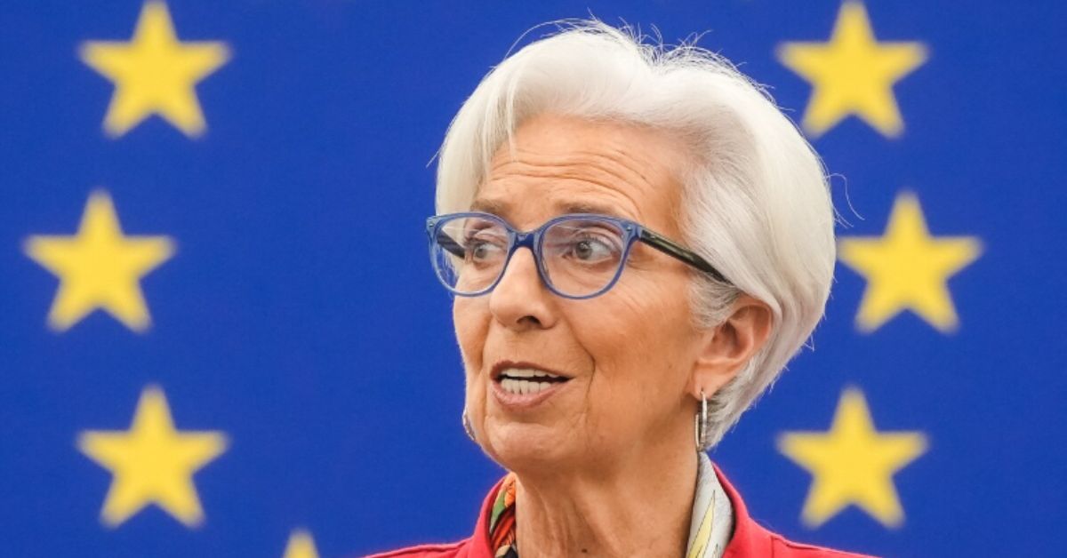 Christine Lagarde durante pronunciamento oficial diante da bandeira da União Europeia.