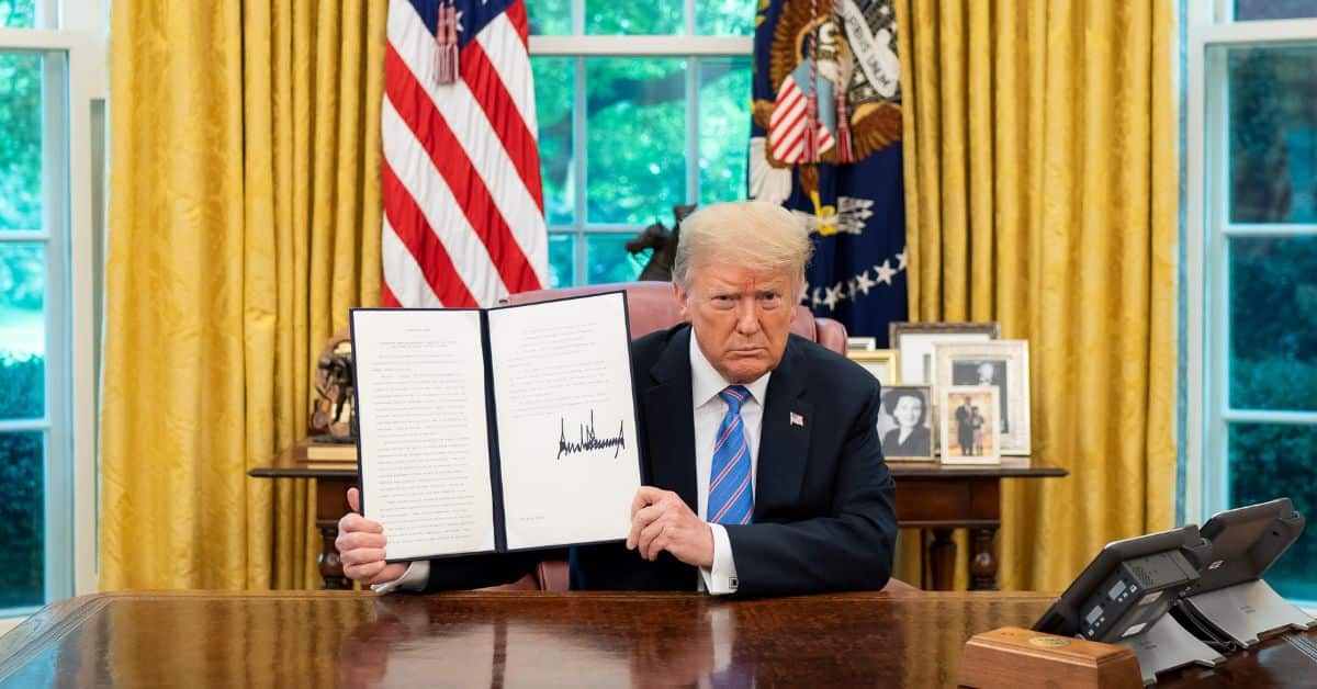 Foto ilustrativa de Trump com decreto assinado, tal como as tarifas dos EUA de 10% aplicadas sobre importações