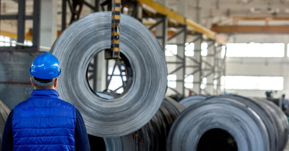 Fábrica de placas de aço simbolizando tarifas sobre aço e alumínio nos Estados Unidos