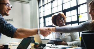 Taxa de desemprego em 2025 atinge mínima histórica em 19 estados, diz IBGE