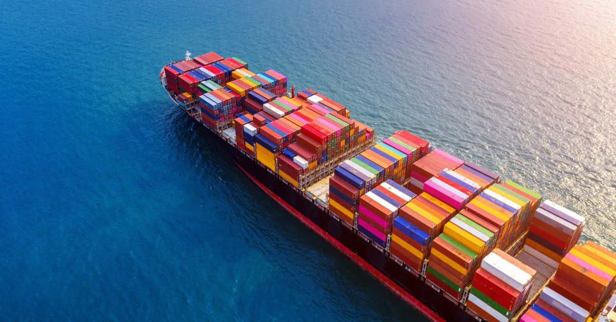 navio porta-contêineres operando em porto internacional representando transporte marítimo global