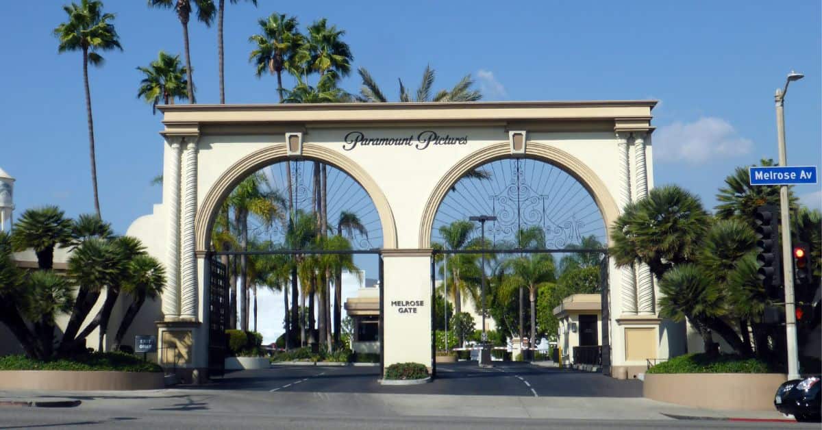 Paramount Pictures recebe prazo de 7 dias para nova oferta pela Warner Bros Discovery; imagem mostra entrada dos estúdios em Los Angeles.