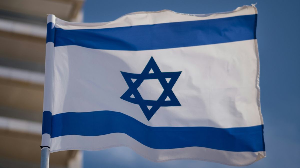 Imagem da bandeira de Israel para ilustrar uma matéria jornalística sobre a venda de bombas dos Estados Unidos para Israel.