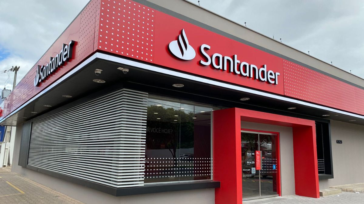 Imagem da fachada de uma agência do Santander para ilustrar uma matéria jornalística sobre o CEO do Santander.