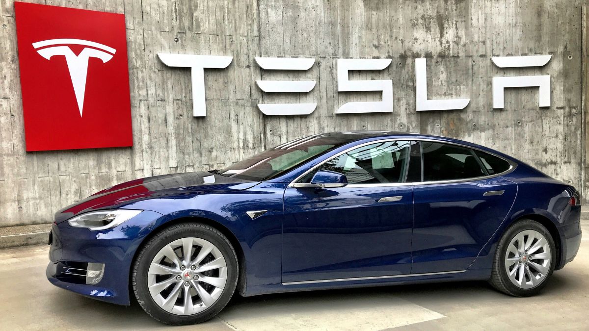 Imagem de um veículo da Tesla para ilustrar uma matéria jornalística sobre o Chips de IA da Tesla.