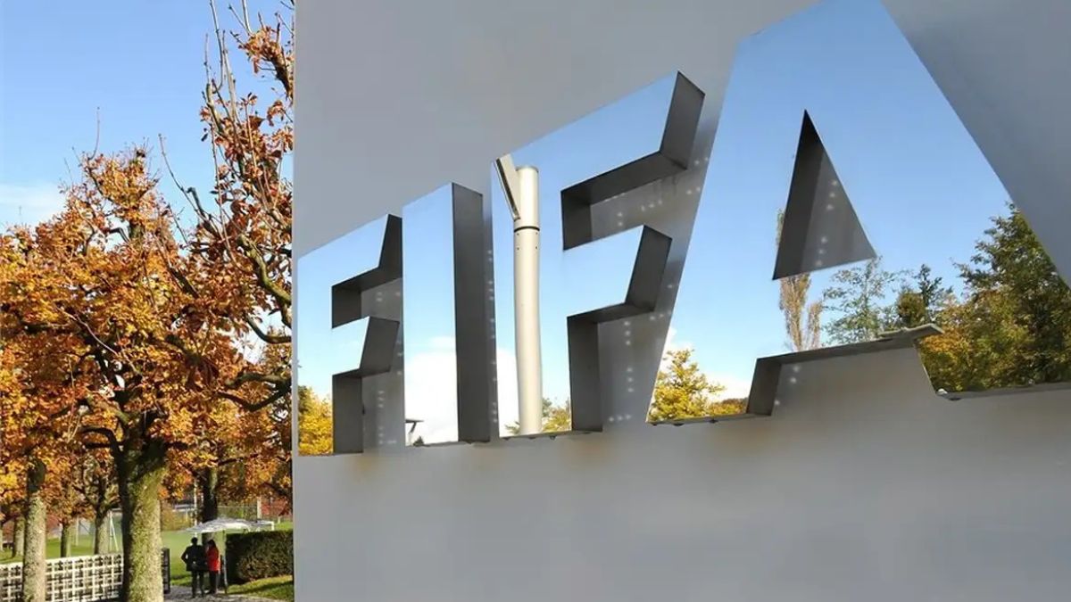 Imagem da letreiro da FIFA para ilustrar uma matéria jornalística sobre o orçamento da Copa do Mundo de 2026.