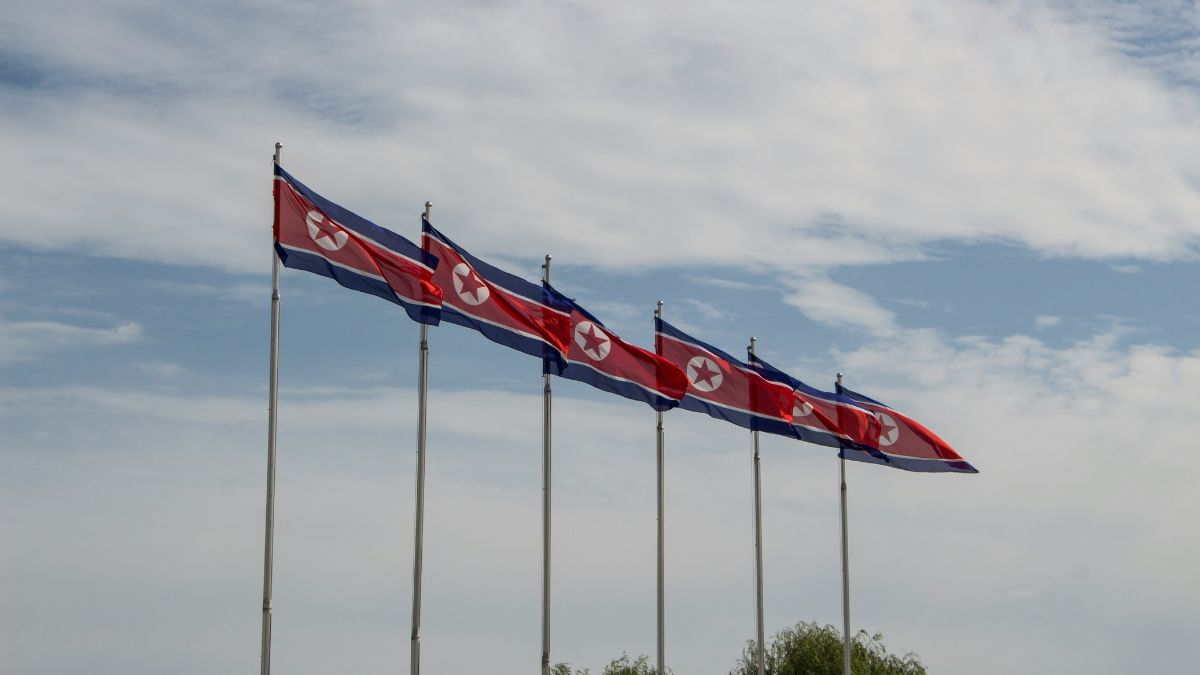Imagem da bandeira da Coreia do Norte para ilustrar uma matéria jornalística sobre a Coreia do Norte e Rússia.