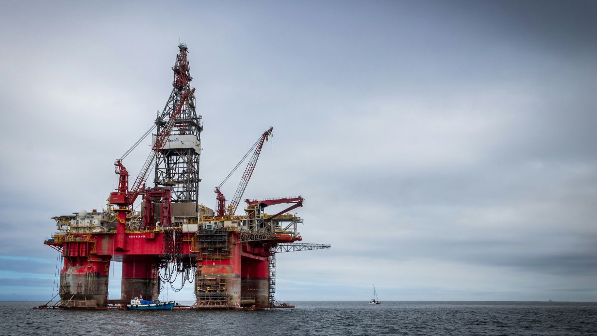Imagem de uma petroleira para ilustrar uma matéria jornalística sobre a crise do petróleo.