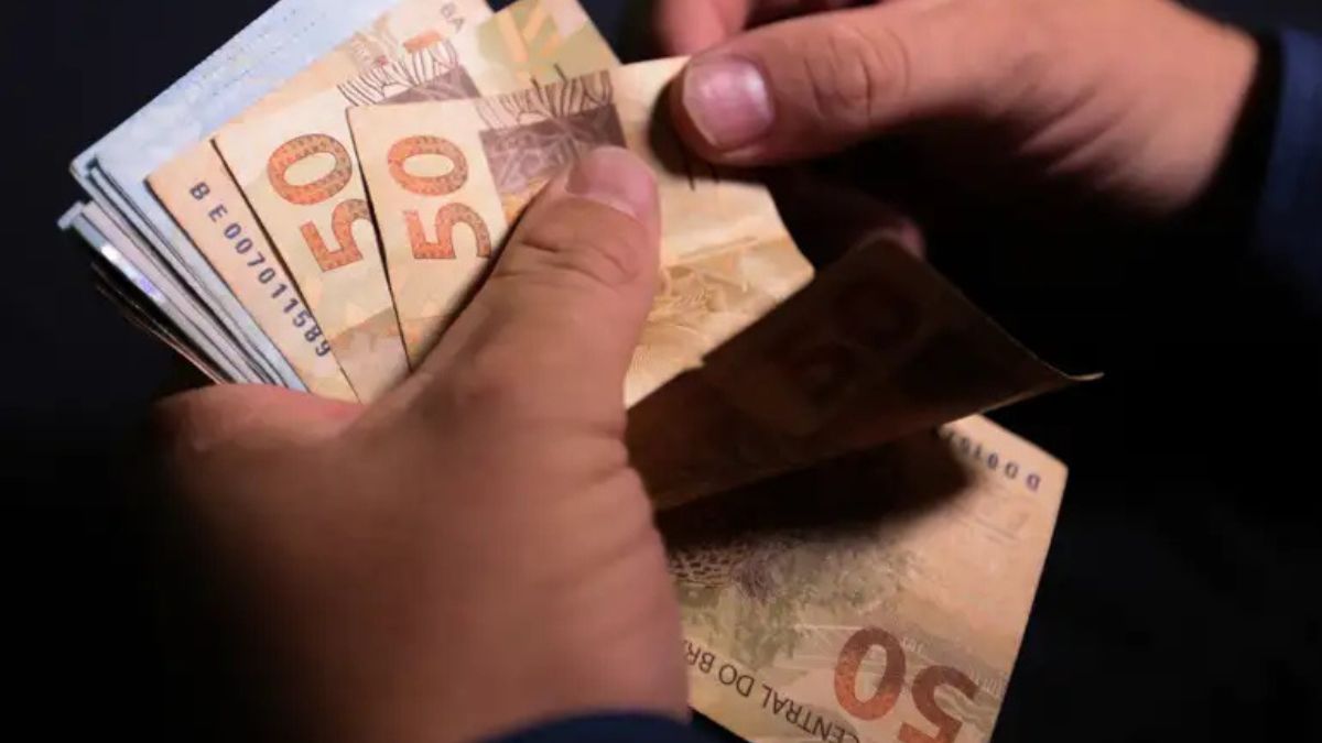 Imagem de dinheiro para ilustrar uma matéria jornalística sobre a taxa de desocupação no Brasil.