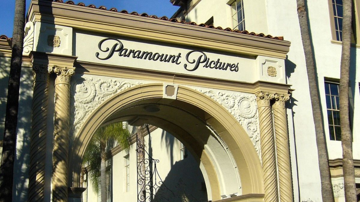 Imagem da fachada da Paramount Studios para ilustrar uma matéria jornalística sobre a Fusão da Paramount