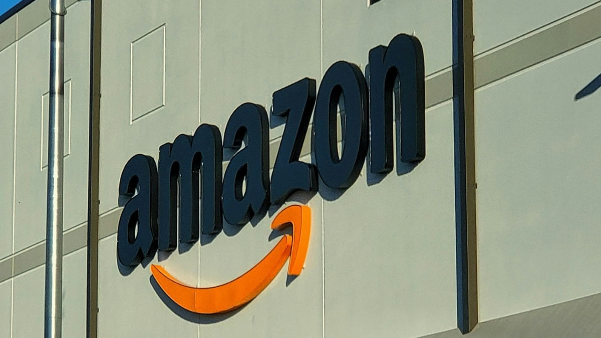 Imagem da fachada de uma loja da Amazon para ilustrar uma matéria jornalística sobre o Investimento da Amazon na Espanha.