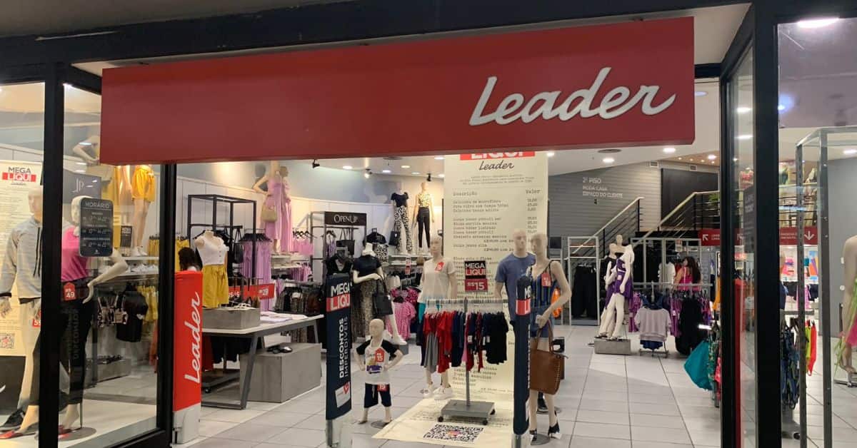 Fachada de loja da rede varejista Leader em shopping, com vitrine de roupas e manequins