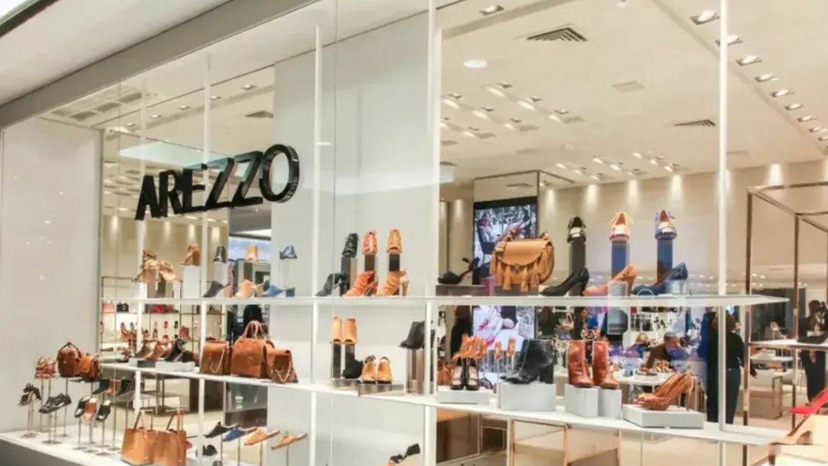 Imagem da fachada de uma loj da Arezzo para ilustrar uma matéria jornalística sobre o lucro da Azzas 2154
