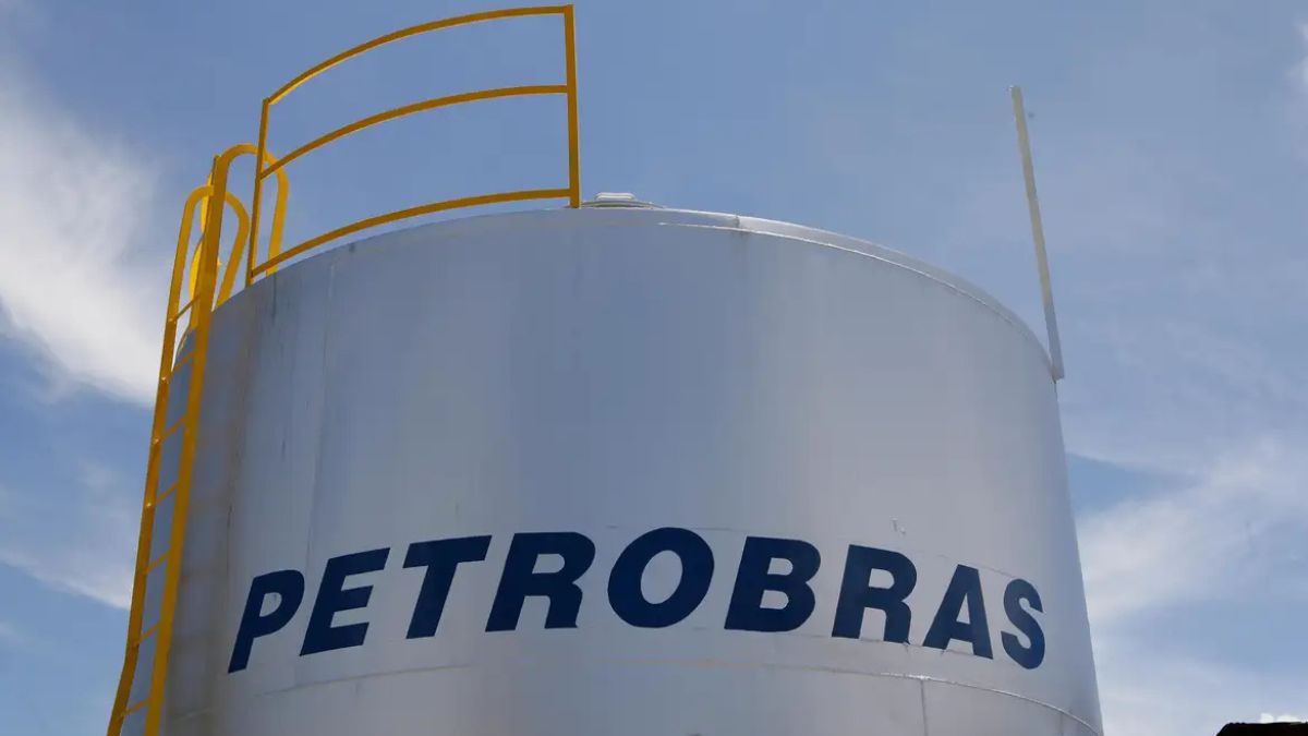 Imagem de um galpão da petrobras para ilustrar uma matéria jornalística sobre o Lucro da Petrobras em 2025