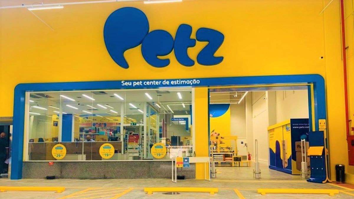 Imagem da fachada da Petz para ilustrar uma matéria jornalística sobre o Lucro da Petz.