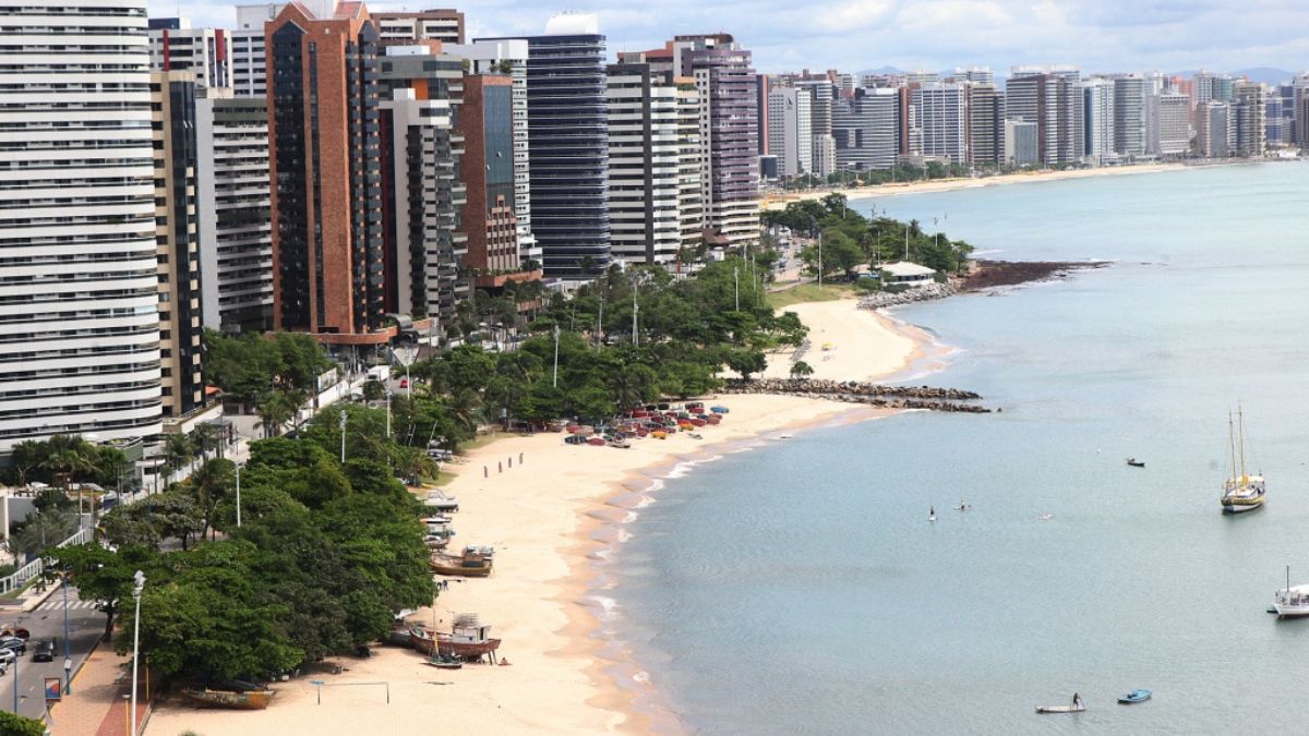 Imagem de prédios em Fortaleza para ilustrar uma matéria jornalística sobre o mercado imobiliário de luxo no Brasil.